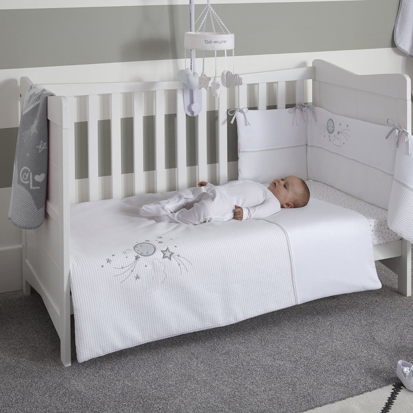 Clair-de-lune Over The Moon Cot Quilt & Bumper Set - White/Grey