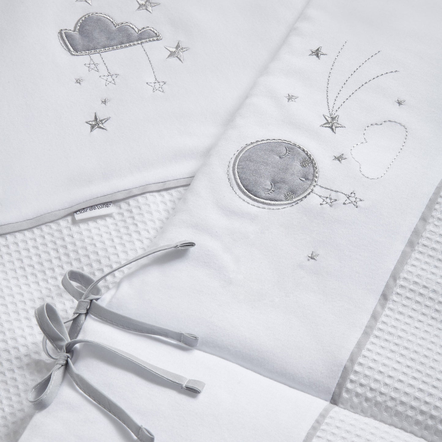 Clair-de-lune Over The Moon Cot Quilt & Bumper Set - White/Grey