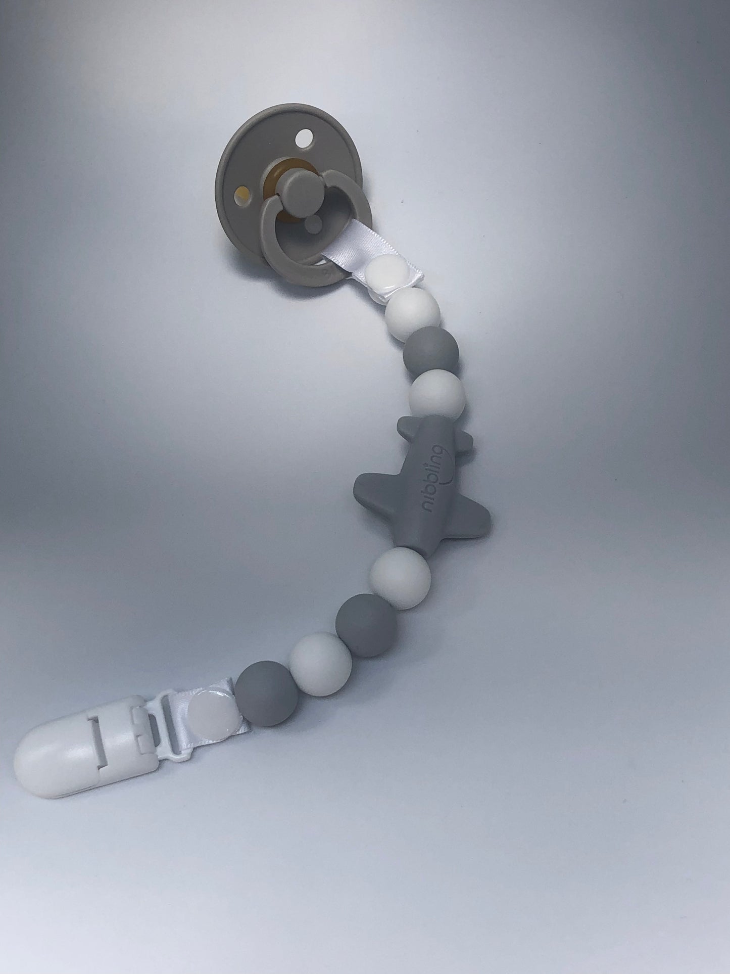 Jet Set Dummy Clip Grey Feeding