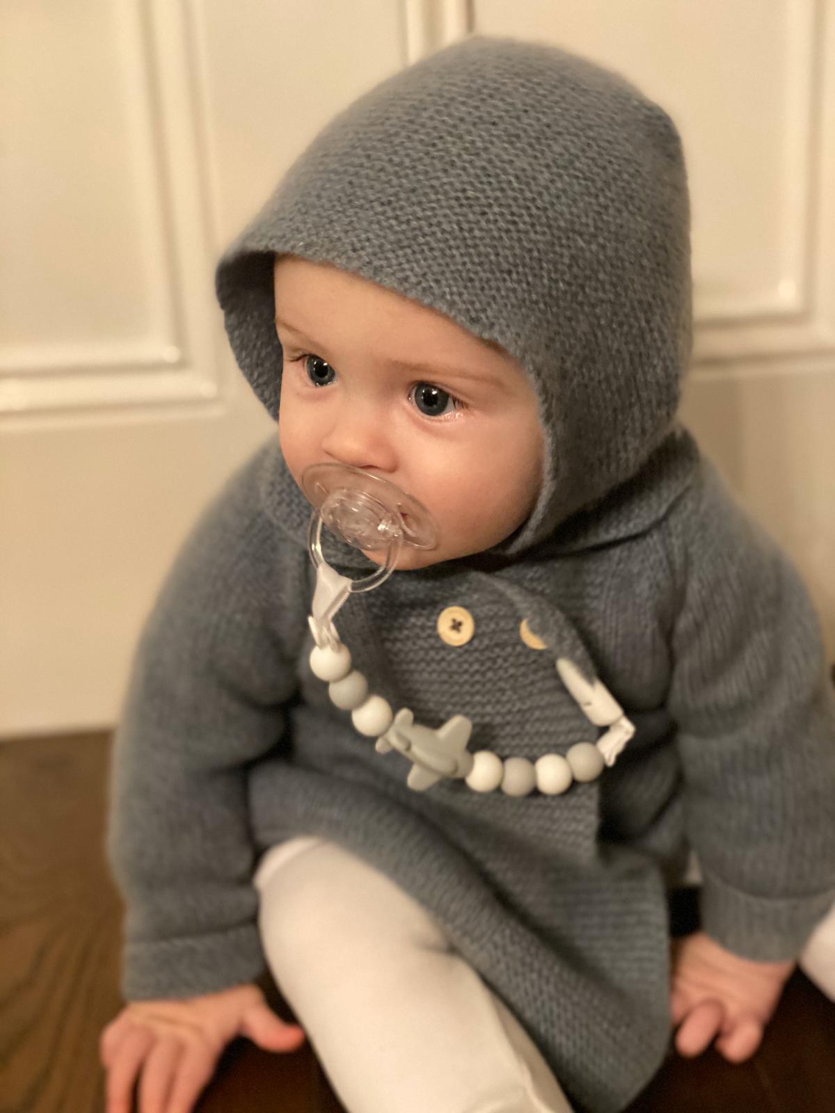 Jet Set Dummy Clip Grey Feeding