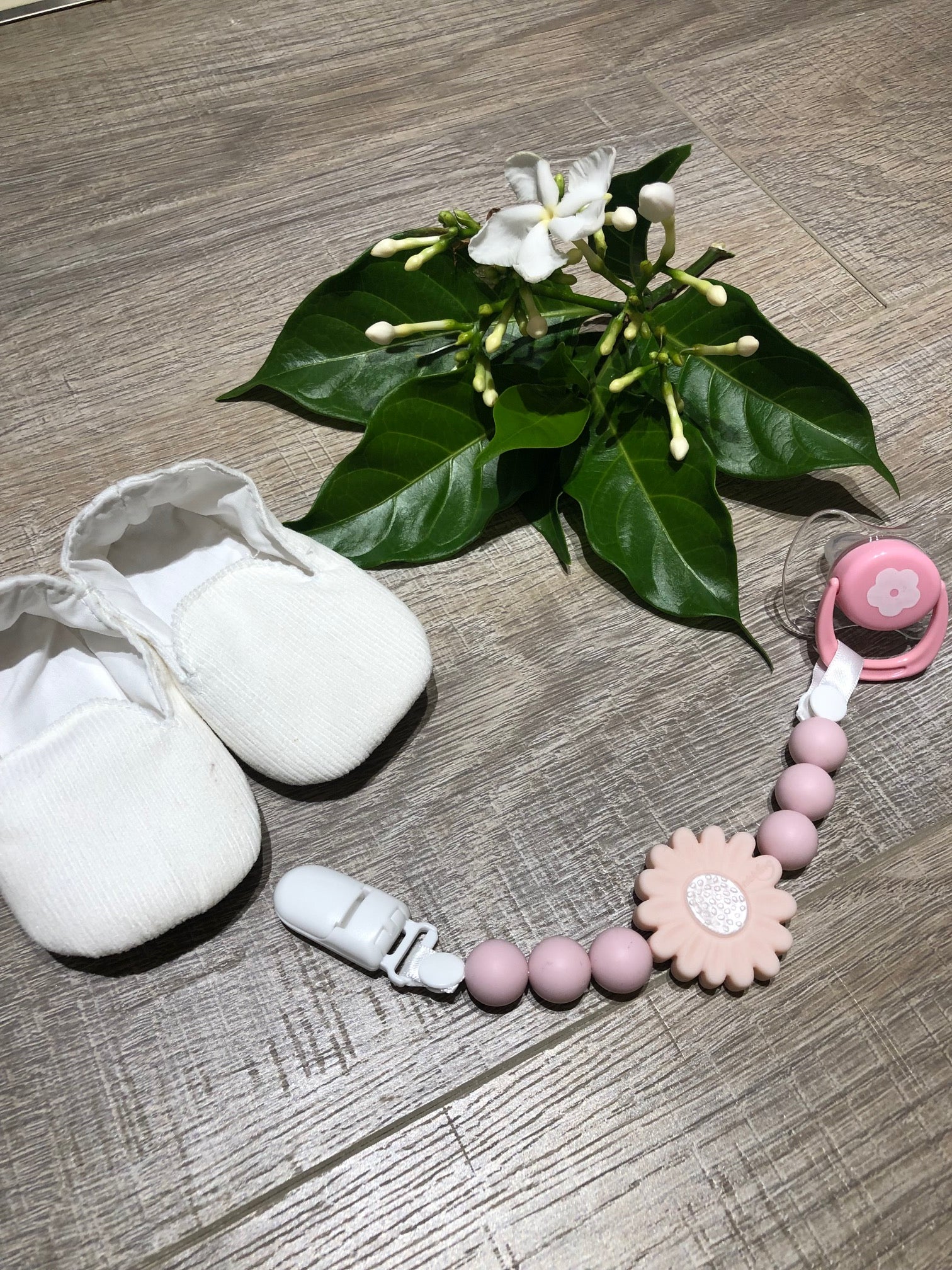 Petal Dummy Clip Pink Feeding